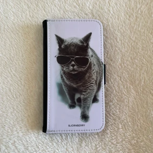 Mobilskal - Plånboksfodral för ”Samsung Galaxy J5 (2017)”. Ny skick! Köparen står för frakten men kan även mötas upp i Uppsala, Knivsta eller Sigtuna. Tveka inte att fråga mig om något! 😺