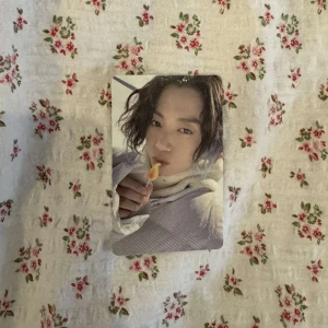 Jungkook BTS winter package - Hej! Jag hjälper min kompis sälja sin samling! Pris: 400 + frakt! Om du är intresserad av något så kan du skriva till mig så skickar jag hennes instagram. Har du inte instagram så kan jag försöka hjälpa genom plick!