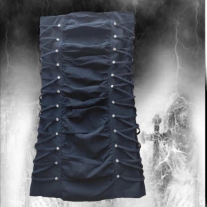 Svart klänning - Super cool svart klänning som har som jorsätt snörning på sidorna❤️den ät storlek M men passar även mig som är storlek S-XS