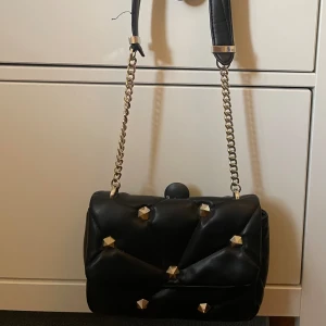 Fin väska  - Jätte fin väska från zara i toppen skick, dustbag ingår 🩷