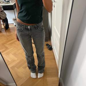 Så snygga low waist zara jeans!! Storlek 36, jag är 164 och det är långa på mig!💕💕