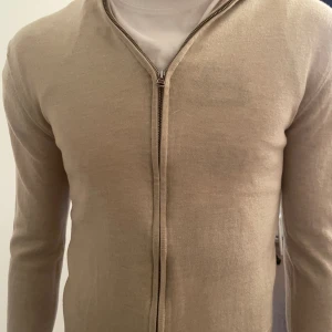 Zip tröja volt - Zip tröja från Volt i strl L. Liten i storlek så blir som en M