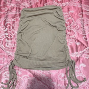 Beige minikjol - Går att justera längden. Använd få ggr