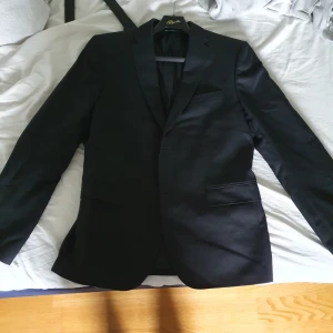 J lindeberg kavaj och byxor - Hej säljer min j lindeberg kavaj plus  har inte använt den så slepper dem för en billig peng.  hopper U active hopsack blazer  Nypris 4000  kostymbyxorn grant active  hopsack pants size 52 nypris 2000  Säljer båda för 3000  Pris kan diskuteras