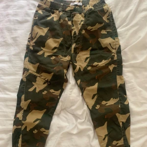 Cargo byxor - Ett par militär cargo byxor i nytt skick och kvalité från Zara. Nästan aldrig använda och ser nya och fräscha ut. Säljer för 100kr + frakt