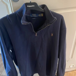Ralph lauren Half zip - Hej, säljer nu denna feta Ralph lauren halfzipen som nästan funkar hela året runt😁 skick 9/10 nästan inga defekter bara lite smuts som går bort i tvätten nypris 1759 tveka inte att höra av er via funderingar😊