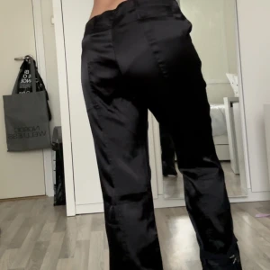 Kostymbyxor  - Jätte fina kostymbyxor i bra skick. Stl 40 men passar nog 38/M Innerbenslängd: 77cm Midjemått rakt över: 40cm  På mig sitter de bra vid midjan