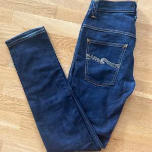 Säljer dessa sjukt stilrena jeans från Nudie Jeans. Dom är mörkblå utan slitningar. Köpta för 1399kr. Storlek W31 och L34.