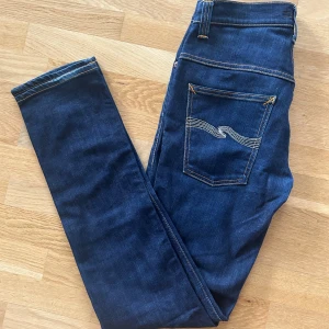 Nudie Jeans - Säljer dessa sjukt stilrena jeans från Nudie Jeans. Dom är mörkblå utan slitningar. Köpta för 1399kr. Storlek W31 och L34.