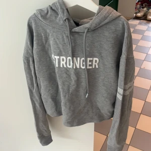 Stronger hoodie - Jag säljer nu denna grå Stronger hoodie. Den är i storlek XS. Tryck på framsidan, vänster ärm. Luva med snören. Knappt använd, väldigt bra skick. KOLLA MIN PROFIL💞