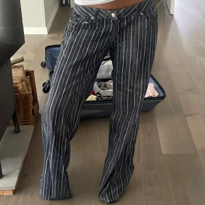 Lågmidjade linnebyxor - ENDAST INTRESSEKOLL!!!!   Såå coola randiga linnebyxor i den perkfekta modellen! Lågmidjade, vida ben. Storlek s-m beroende på hur man vill att det ska sitta. Midjemått 38 innebenslängd 80 cm