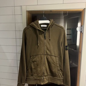 Stone island zip hoodie - Storlek L Använd men i fint skick Säljer då den knappt används och bara tar plats i gareroben. Nypris: 3600-4000kr