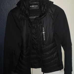 Sail racing vår jacka - Säljer min sail racing vår/höst jacka. Den är i fint skick och har inga skador. 