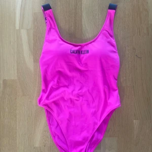 Calvin Klein baddräkt - Baddräkt med djup rygg från Calvin Klein. Aldrig använd, så nyskick. Storlek S