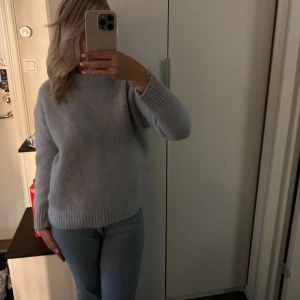 Stickad tröja  - Jag säljer denna jätte fina blåa stickade tröjan från zara, knappt använd och är slutsåld!