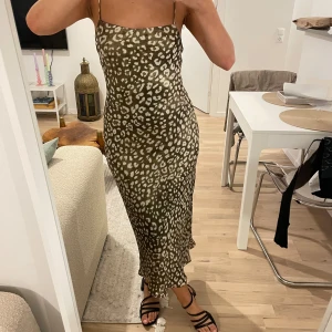 Guldig klänning - Köptes för ca 3 år sedan på zara. 