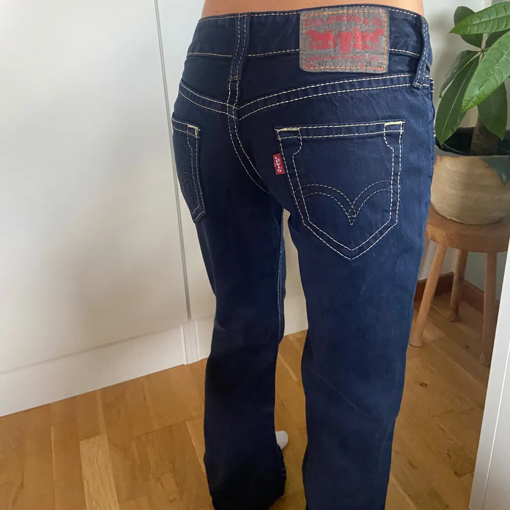 Levis jeans  W28/ L32 Midjemått: 35cm  Innebenslängd: 74cm. Jeans & Byxor.
