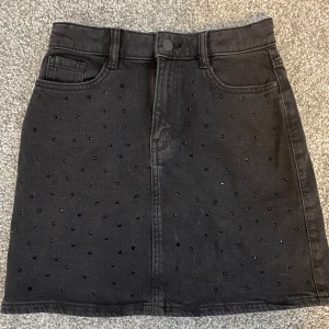 Jeanskjol - Jeanskjol som har glitter på och är superfin nu i sommar. Antingen kan man använda den som den är men det går att klippa av så det blir en kort kjol. Supersnygg!!!💓