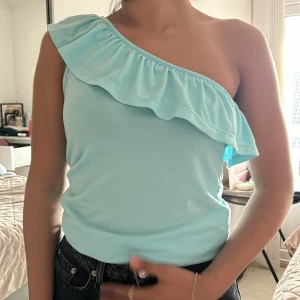 Blå volang tröja!! - Denna blåa volang tröja har superskönt material och har ej användas förut ( endast detta tillfälle) pris kan diskuteras!