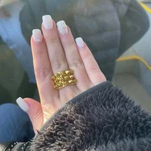 edblad ring - Edblad ring💗Den har få små scratches, alltså repor men syns knappt💗