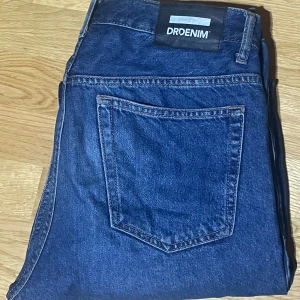 DrDenim Jeans - Tjena säljer dessa blåa jeans från DrDenim. Nästan aldrig använd. Modellen heter dash. Storleken är 31/34. Hör av dig kring frågor! 🙂 