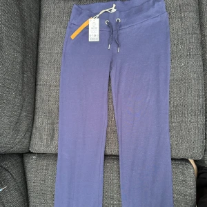 Yoga pants - Ett par super sköna Gina tricot byxor som är lågmidjade byxor som aldrig kommit till användning pågrund att dom är för små💕💕