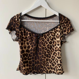 Leopard topp - Jättefin och trendig leopard topp, aldrig använd💕