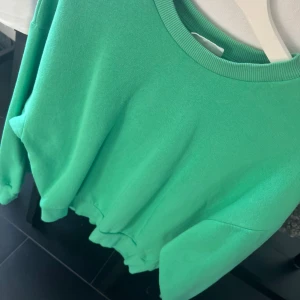 Collage tröja - Skön tröja från gina tricot i grön