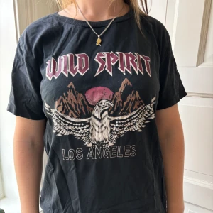 T-shirt med tryck 🫶🏼 - Cool T-shirt från Sofie Schnoor 💕Lite osäker på storleken men skulle tro xs/s. Bra skick!!