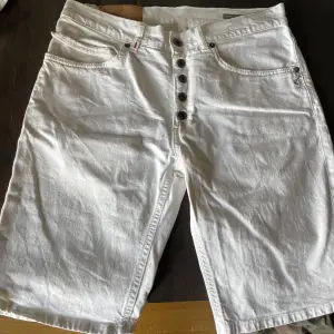 Vita Dondup shorts i modellen rolly, storlek 32! Nästintill nya