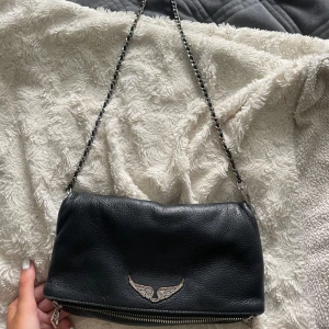 Zadig väska  - Säljer min svarta zadig väska som tyvärr inte kommer till någon användning:(. Väskan är givetvis äkta🫶🏼