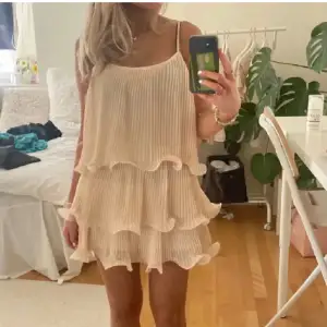 Säljer denna super fina populära eftertraktade klänningen med volanger ifrån h&m i storlek S som är super svår att få tag på!!💕 (lånade bilder)   Tryck inte på köp nu!!!