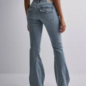 Säljer dessa Jeans från True religion i modellen Joey Low Rise Flare. Köptes för någon månad sedan och har används några gånger, dock så är dom för stora så säljer dessa vidare🩷 Super snygga!  Midja/Höft 38cm Innerben 80 cm! DM’a för fler bilder☺️