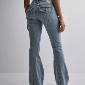 True Religion jeans - Säljer dessa Jeans från True religion i modellen Joey Low Rise Flare. Köptes för någon månad sedan och har används några gånger, dock så är dom för stora så säljer dessa vidare🩷 Super snygga!  Midja/Höft 38cm Innerben 80 cm! DM’a för fler bilder☺️