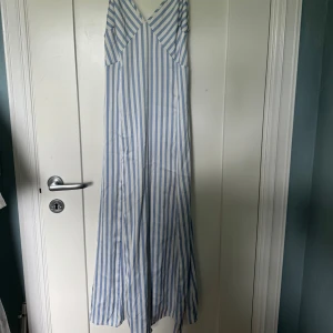 Randig klänning  - Denna klänningen är köpt på Plick, men aldrig använd av mig då jag fick hem fel storlek annars är den jättefin 