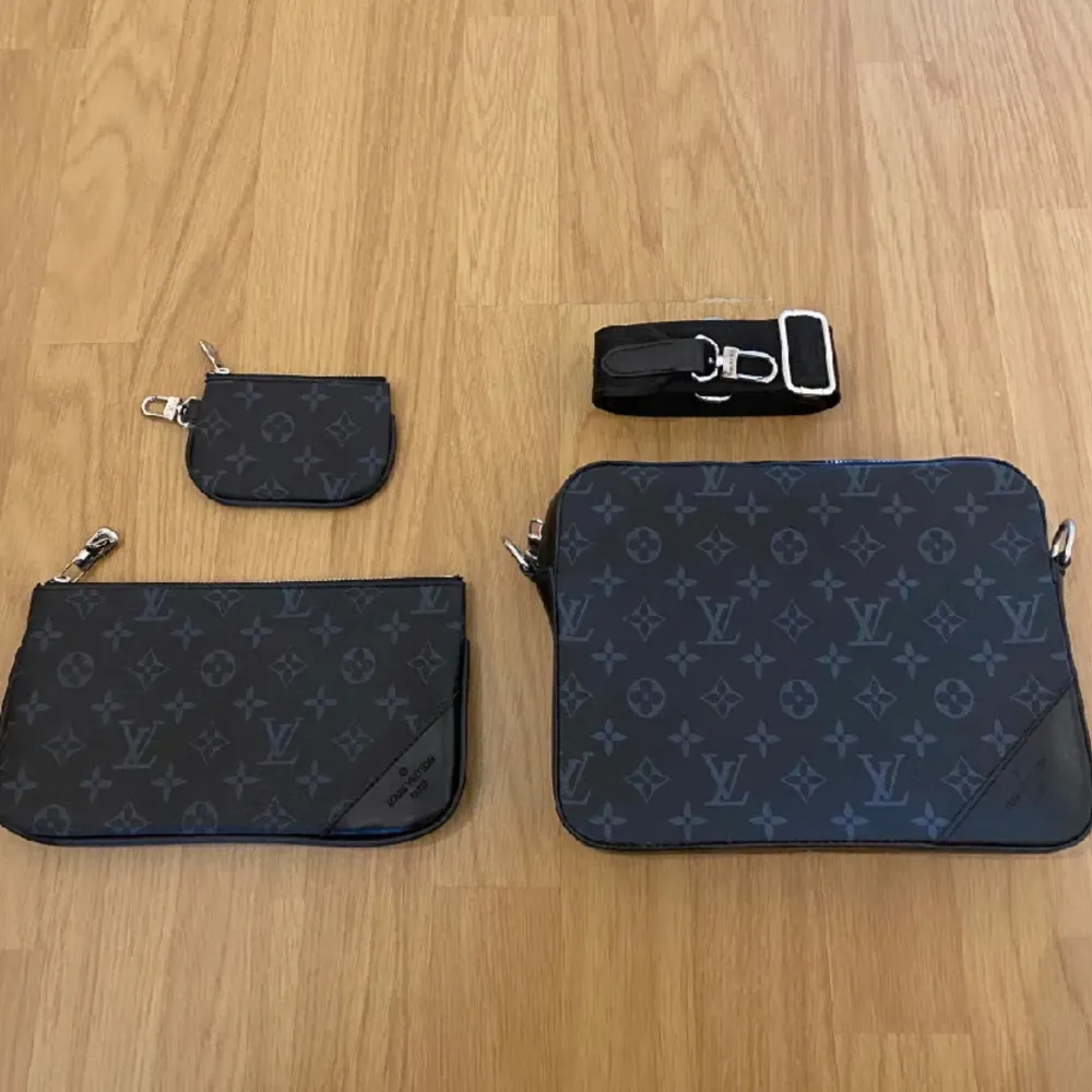 Hej,  Jag säljer en jättefin, oanänd Louis Vuitton trio messenger bag. Hör av dig vid fragor och funderingar!!. Övrigt.