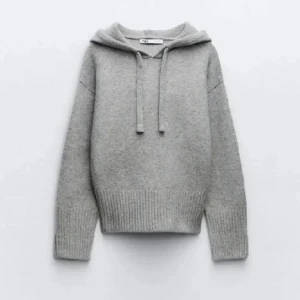 Zara tröja - Säljer denna supersnygga gråa hoodien/tröjan från zara i strl M men passar mig som är xs. Säljs inte längre, Köpte för 499kr och är i bra skick.🥰 
