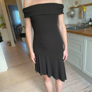 Superfin klänning Matilda djerf vibe - Superfin volangklänning