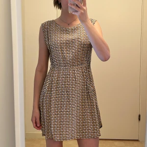 Gullig klänning - Storlek M