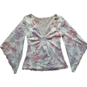 y2k vintage flowy long sleeve  - söt flowy topp med mönster. Dubbeltyg där fram. men genomskinlig på baksidan . Ingen lapp, men passar en XS,S eller liten M beroende på önskad passform. Köparen står för frakt. 