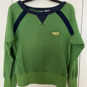 Adidas tröja - Jättefin och skön adidas tjocktröja som sitter så bekvämt! Man kan även ha den lite off shoulder om man skulle vilja! 🤩skriv vid frågor!! 
