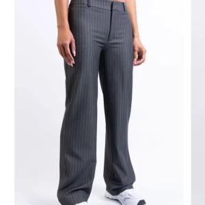 Långa Kostymbyxor - Kostymbyxor i storlek 38 Tall. Superfina byxor som endast är använd två ggr!! Nypris 649kr från madlady💕