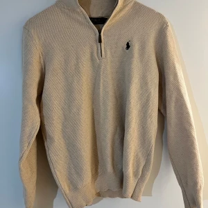 Fin Ralph Lauren tröja half-zip - Den är i bra skicka. Men den är lite tajt på mig. Storlek M 