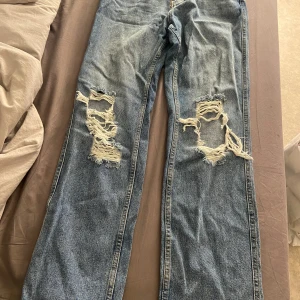 NA-KD Jeans  - Jeans med slitningar från NA-KD. Nyskick och superfin tvätt!! 