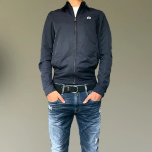 Henri Lloyd jacka - Säljer denna feta Henri Lloyd jackan Storlek S, modellen är 185 och skulle egentligen behöva M Mycket bra skick, endast lite små repor på knapparna Skriv vid frågor!