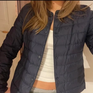 Uniqlo jacka - Säljer min marinblåa jacka från uniqlo, köpt för ca 1 år sen❣️