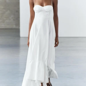 Söker Zara klänning - Söker denna klänning från Zara i storlek S eller M!! Omgående😅