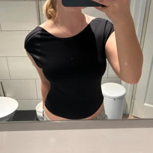 Svart tröja - Svart tröja från Shein som är öppen i ryggen, passar bra till sommaren men också tex festtillfällen🥰 Aldrig använt 