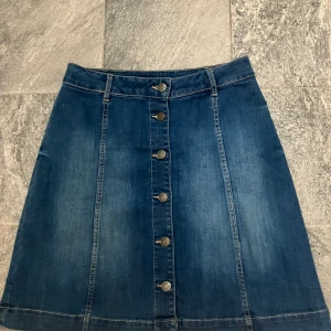 Jeanskjol strl s  - Jeanskjol från Lindex i strl s. Nyskick 