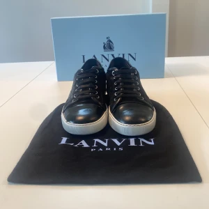 Lanvin - Säljer nu dessa snygga Lanvins. Säljer nu dessa eftersom dem är försmå. Skick 7/10. Finns äktahets bevis och kvitto. Vid minsta fundering är det bara att höra av sig. Kan skicka via post. Storleken är 40/41. Köpta från Care of Carl.